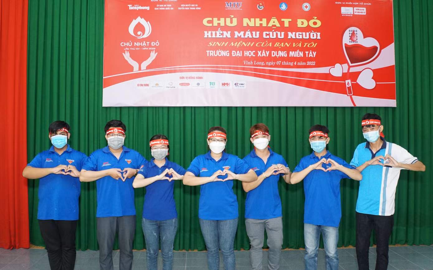 Sinh viên hào hứng tham gia Chủ nhật Đỏ. - Ảnh: Hòa Hội