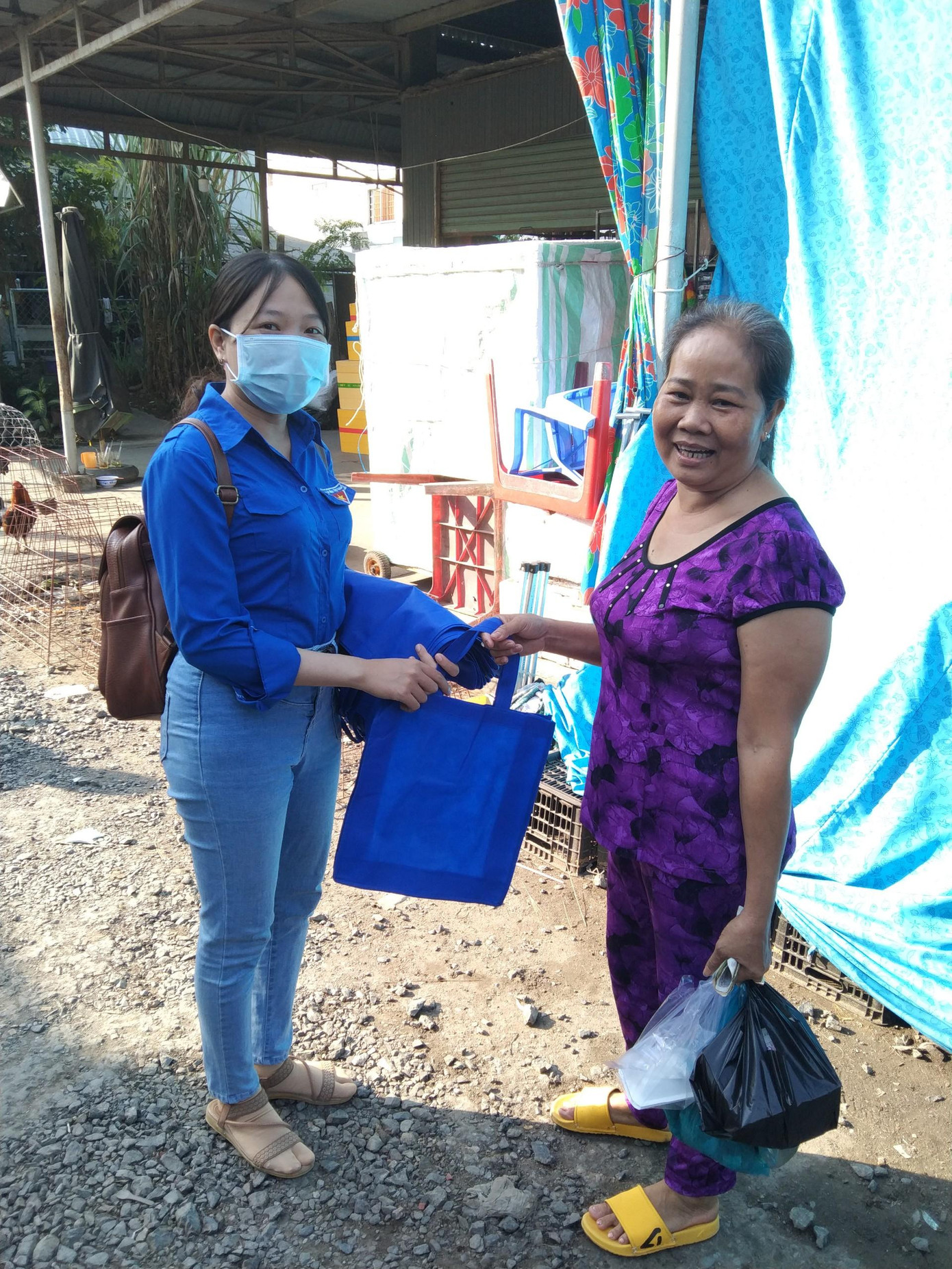 Cán bộ tuyên truyền đến người dân sử dụng sản phẩm thân thiện môi trường