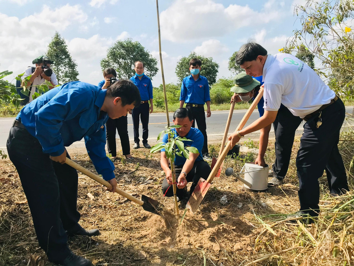 Lãnh đạo Thành đoàn và Cty điện lực TP Cần Thơ trồng cây xanh. - Ảnh: TĐCT