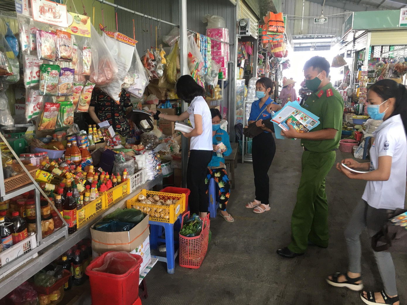 Cán bộ tuyên truyền đến người dân sử dụng sản phẩm thân thiện môi trường