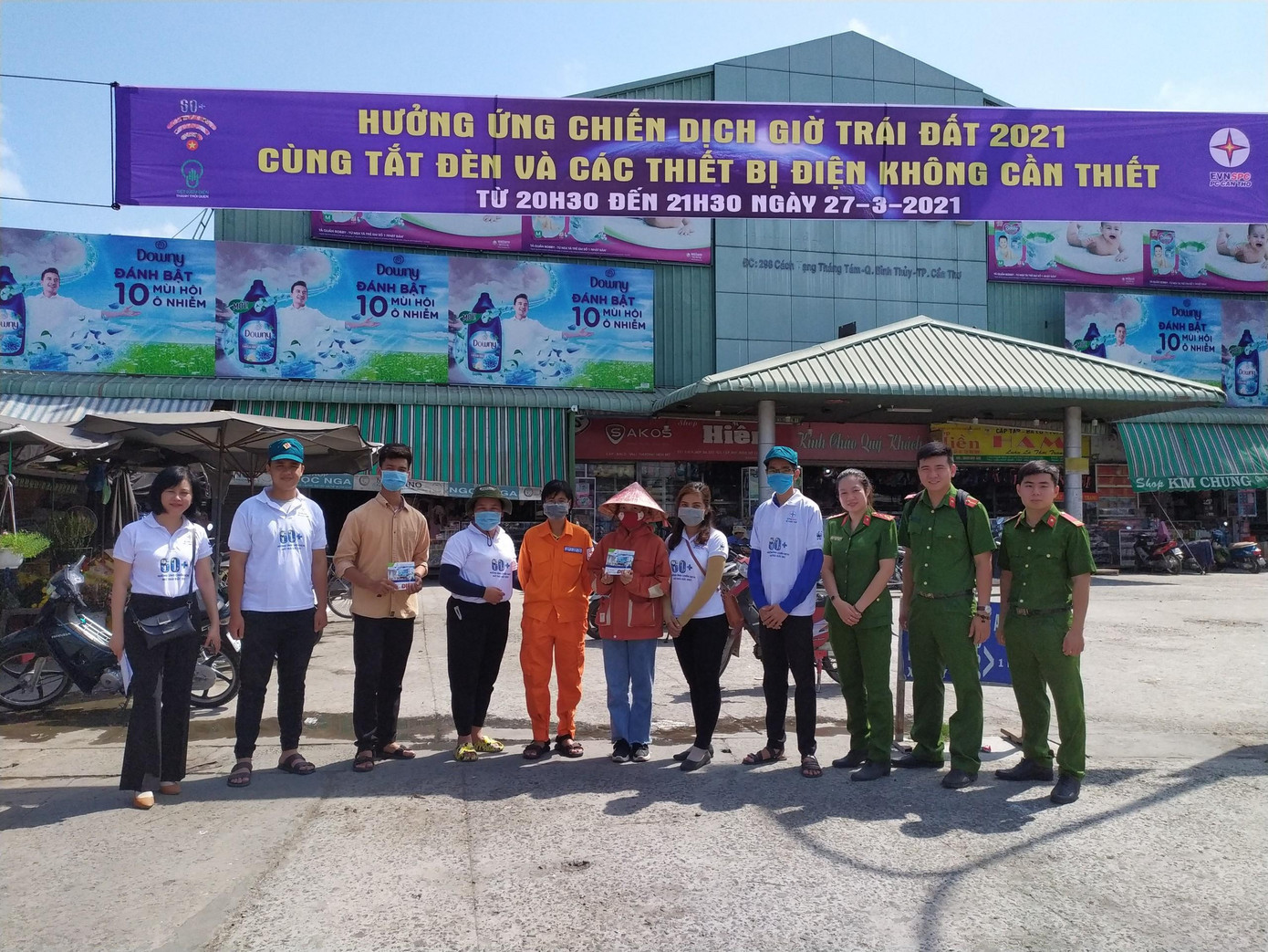 Cán bộ tuyên truyền đến người dân sử dụng sản phẩm thân thiện môi trường