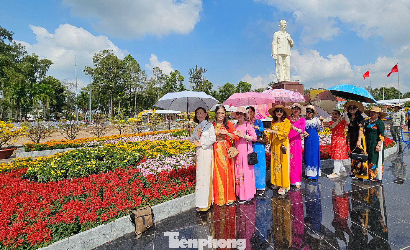 Ghi nhận của phóng viên Tiền Phong, vào trưa nay (30/12) dù trời nắng gay gắt, nhưng Quảng trường TP Sa Đéc, nơi diễn ra các sự kiện chính của Festival, thu hút đông người dân đến tham quan. Ảnh: Hòa Hội