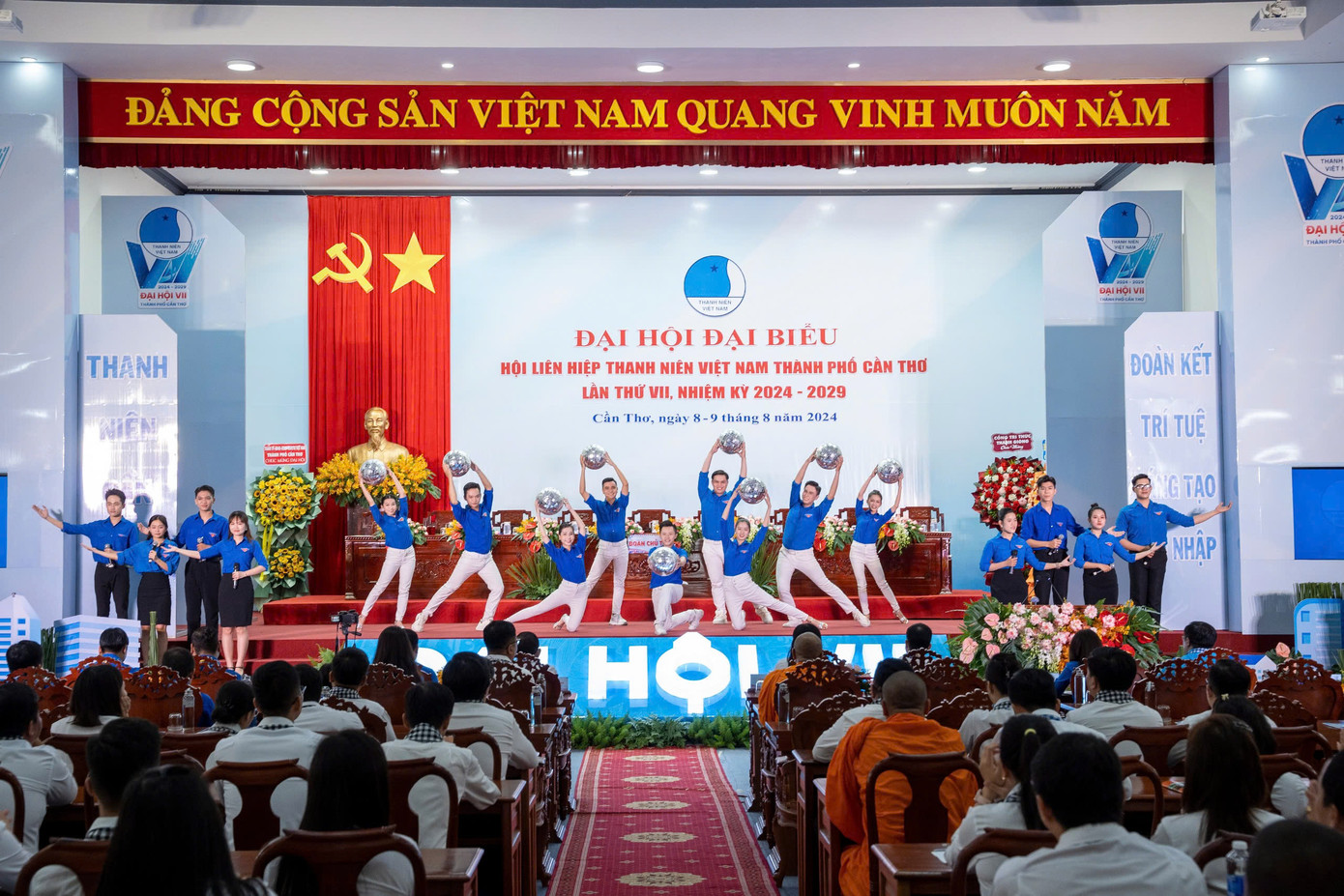Văn nghệ chào mừng