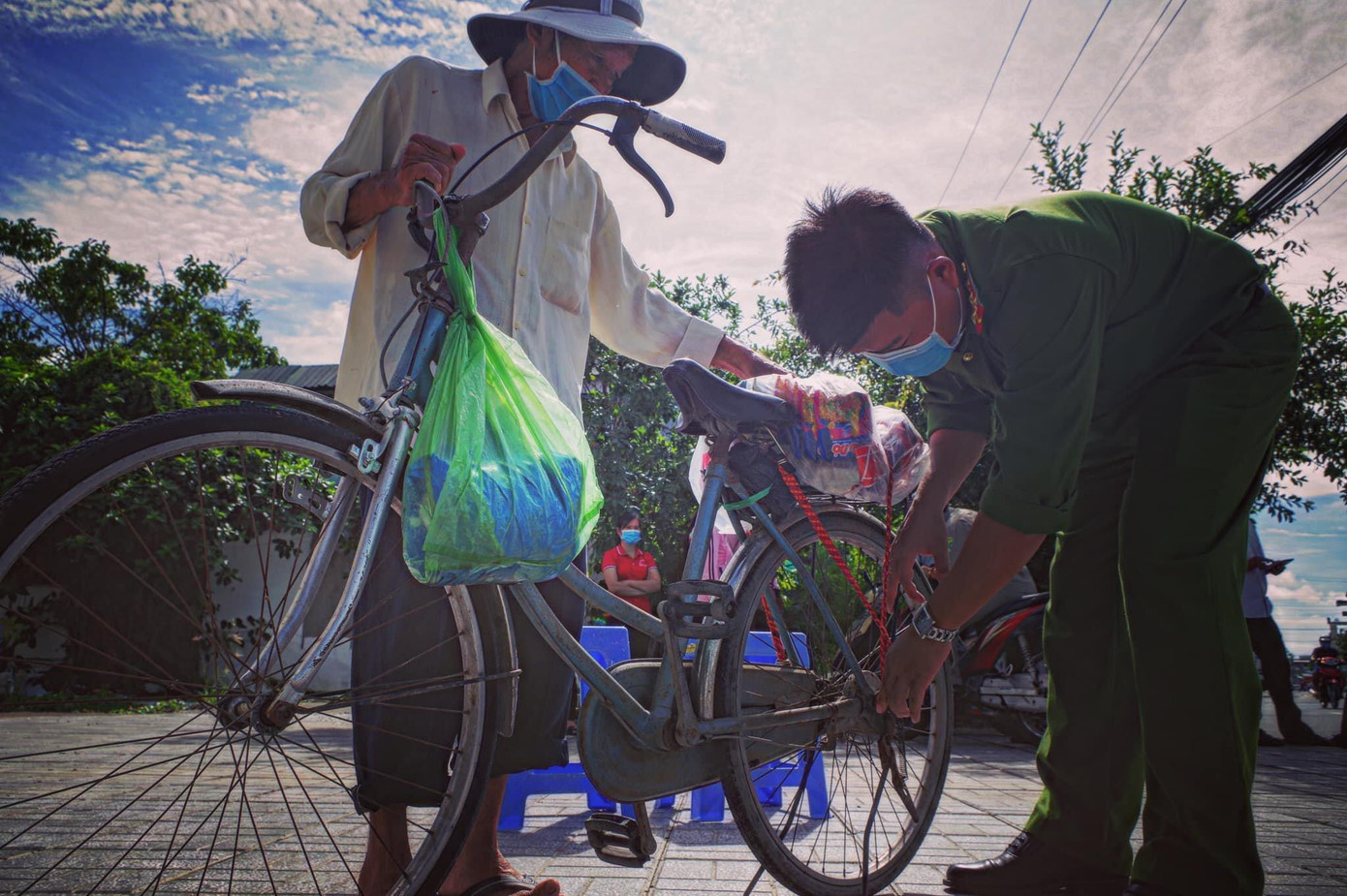 Anh Lâm Thành Sĩ, Bí thư Tỉnh đoàn An Giang cho biết, việc tổ chức những chuyến xe yêu thương mang trực tiếp đến tận nhà dân vừa giúp người nghèo giảm bớt chi phí sinh hoạt trong mùa dịch vừa giảm tập trung đông người. - Ảnh: TĐ AG
