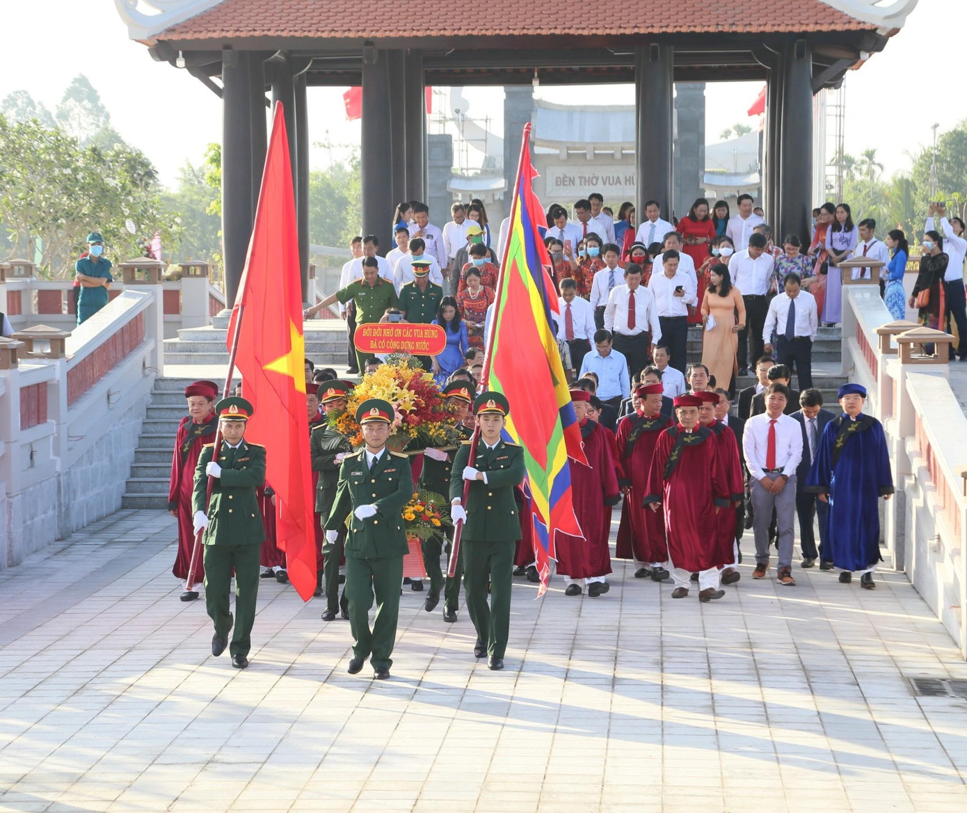 Giỗ Tổ Hùng Vương, ngày lễ trọng đại của dân tộc ta, thể hiện tinh thần đại đoàn kết, đạo lý đạo lý truyền thống tốt đẹp uống nước nhớ nguồn, nhớ về tổ tông, về nghĩa đồng bào cùng nhau làm nên sức mạnh Việt Nam trong tiến trình dựng nước và giữ nước vẻ vang của dân tộc ta. - Ảnh: Minh Trung