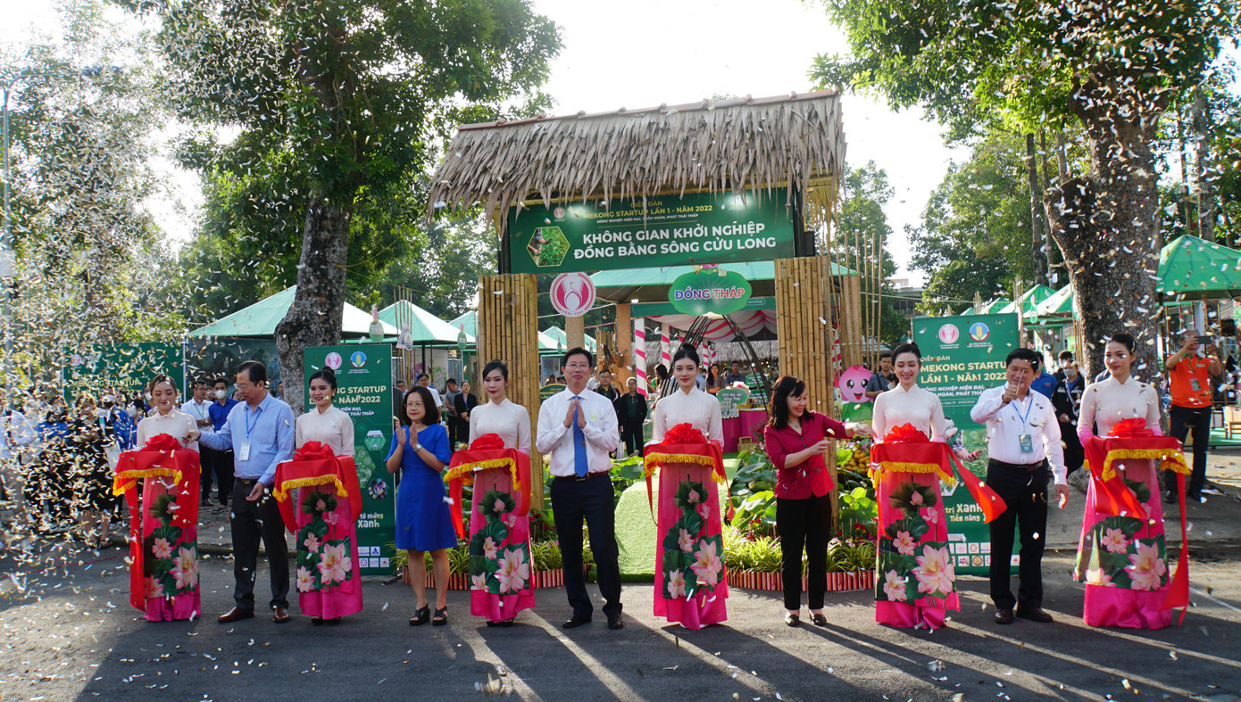 Ban Tổ chức Diễn đàn Mekong Startup khai mạc không gian triển lãm các sản phẩm khởi nghiệp. Ảnh: Hòa Hội Ban Tổ chức Diễn đàn Mekong Startup khai mạc không gian triển lãm các sản phẩm khởi nghiệp. Ảnh: Hòa Hội