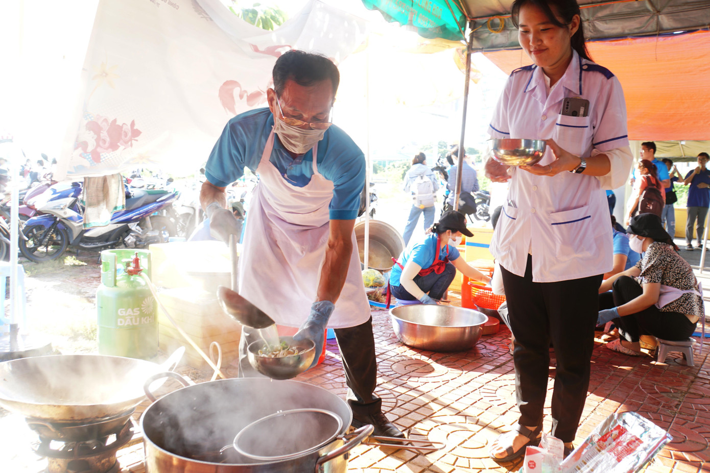 Ông Nguyễn Hữu Nhân, Trưởng phòng chính trị tư tưởng - Sở GD&amp;ĐT TP Cần Thơ cho biết, các cán bộ, chiến sỹ, sinh viên làm việc vất vả, ngành Giáo dục và Công đoàn ngành xây dựng mô hình bếp ấm, cung cấp các bữa ăn giúp các tình nguyện viên có điều kiện đảm bảo sức khỏe, phục vụ tốt nhất để tham gia kiểm soát dịch bệnh. Đồng thời mong muốn qua hoạt động này giáo dục cho thế hệ trẻ, đặc biệt cho học sinh tinh thần trách nhiệm đối với cộng đồng, xã hội và đất nước. Ngoài ra, giúp các em nâng cao lòng yêu thương con người, yêu thương đồng bào, nhất là những lúc khó khăn, biết chung sức, chia sẻ.