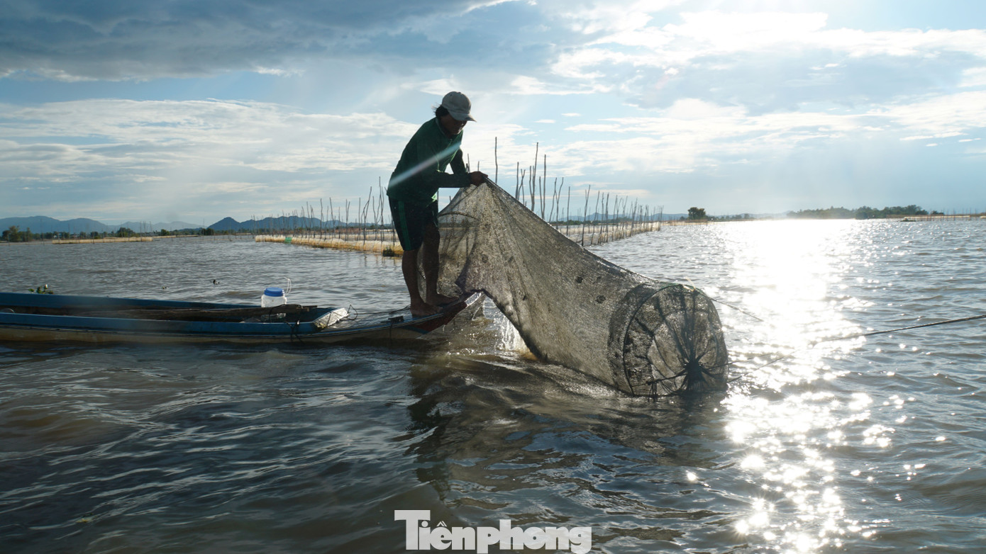 Người dân tận dụng mùa nước nổi để giăng câu, lưới, đặt bắt cá tôm tạo thêm nguồn thu nhập mỗi ngày.