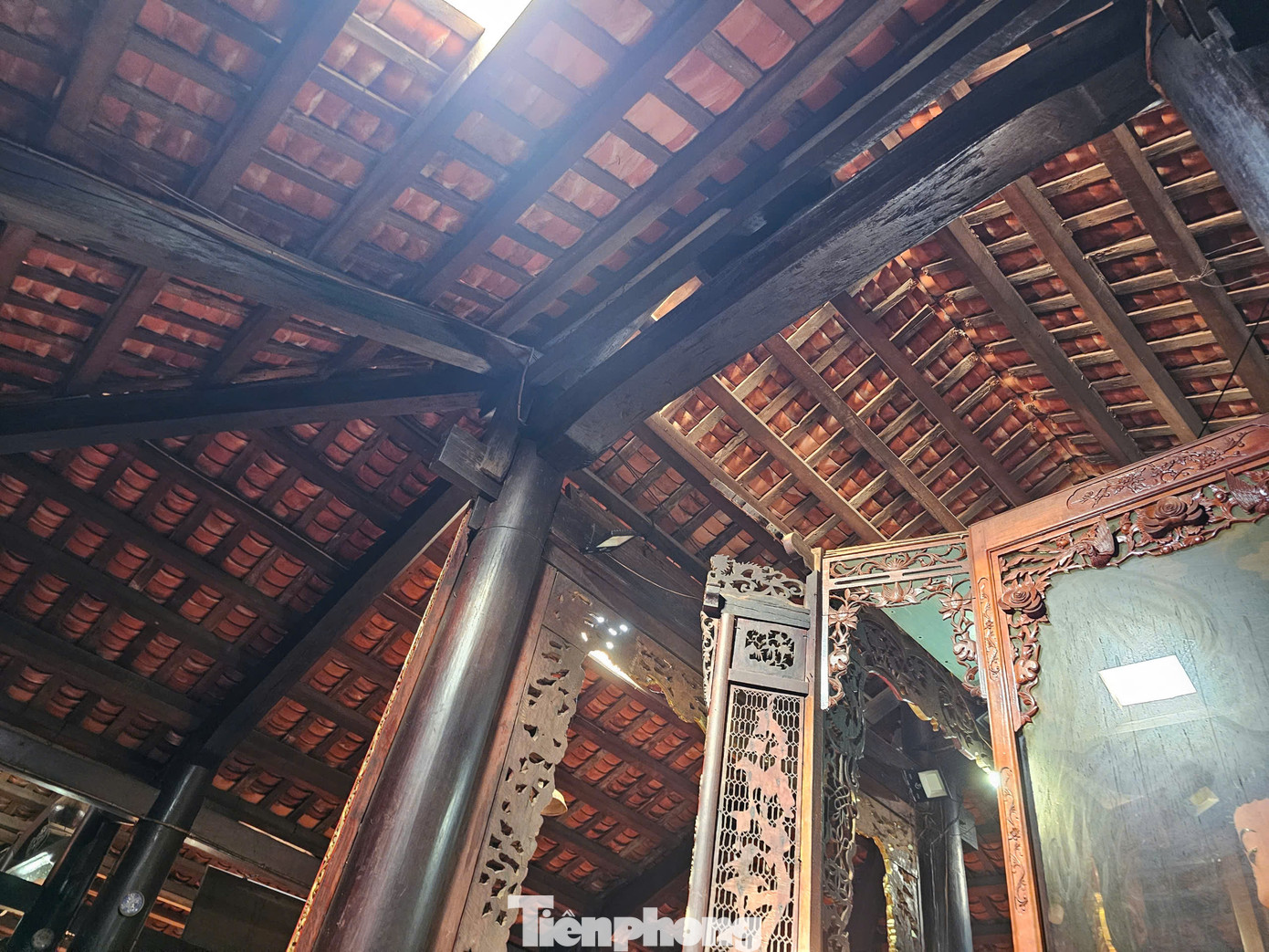 Kiến trúc của chùa Tiên Châu là sự kết hợp hài hòa giữa truyền thống và nghệ thuật. Tiền đường, chánh điện, trung đường và hậu tổ, mỗi phần đều được chăm chút tỉ mỉ, từng đường nét, từng mái ngói âm dương, đều toát lên vẻ đẹp của sự tôn kính và sự tinh tế.