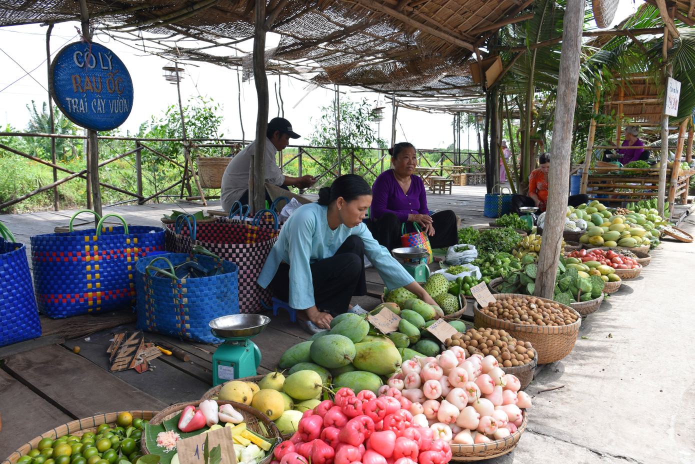 Không gian chợ quê nay tái hiện lại khung cảnh chợ xưa, với các sản phẩm đặc trưng của địa phương như: bánh dân gian, các món ngon miền Tây sông nước, các loại trái cây, thức uống dân dã, rau củ tại vườn, tôm cá sông.
