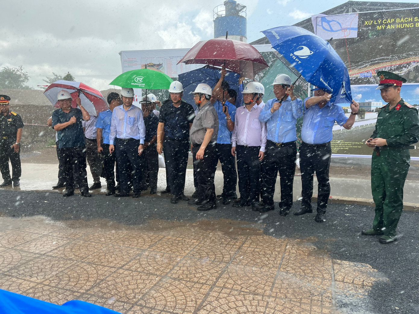 Thủ tướng Phạm Minh Chính kiểm tra công tác chống sạt lở sông Tiền khu vực huyện Lấp Vò, tỉnh Đồng Tháp. Ảnh: PV Thủ tướng Phạm Minh Chính kiểm tra công tác chống sạt lở sông Tiền khu vực huyện Lấp Vò, tỉnh Đồng Tháp. Ảnh: PV