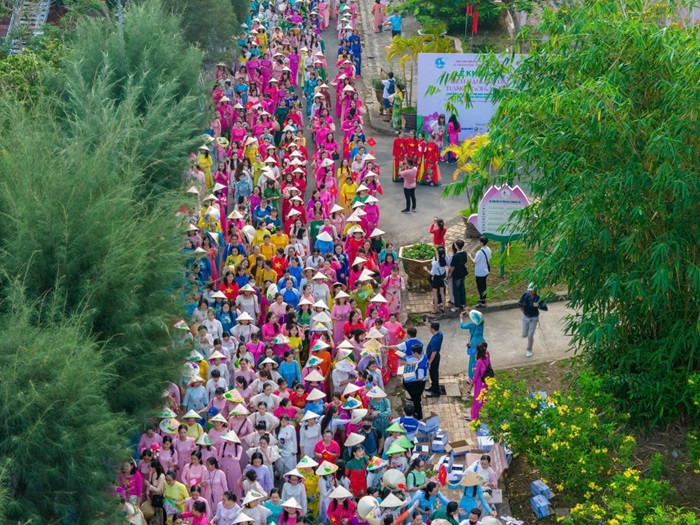 5.000 người tham gia diễu hành tạo nên không khí vui nhộn trên đường phố TP Cao Lãnh, tỉnh Đồng Tháp.