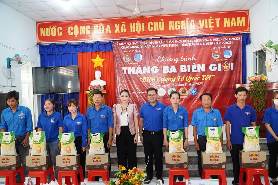 Tỉnh Đoàn - Hội LHTN tỉnh An Giang và Hậu Giang tổ chức chương trình Tháng 3 biên giới tại huyện Tri Tôn. Ảnh: TĐ AG