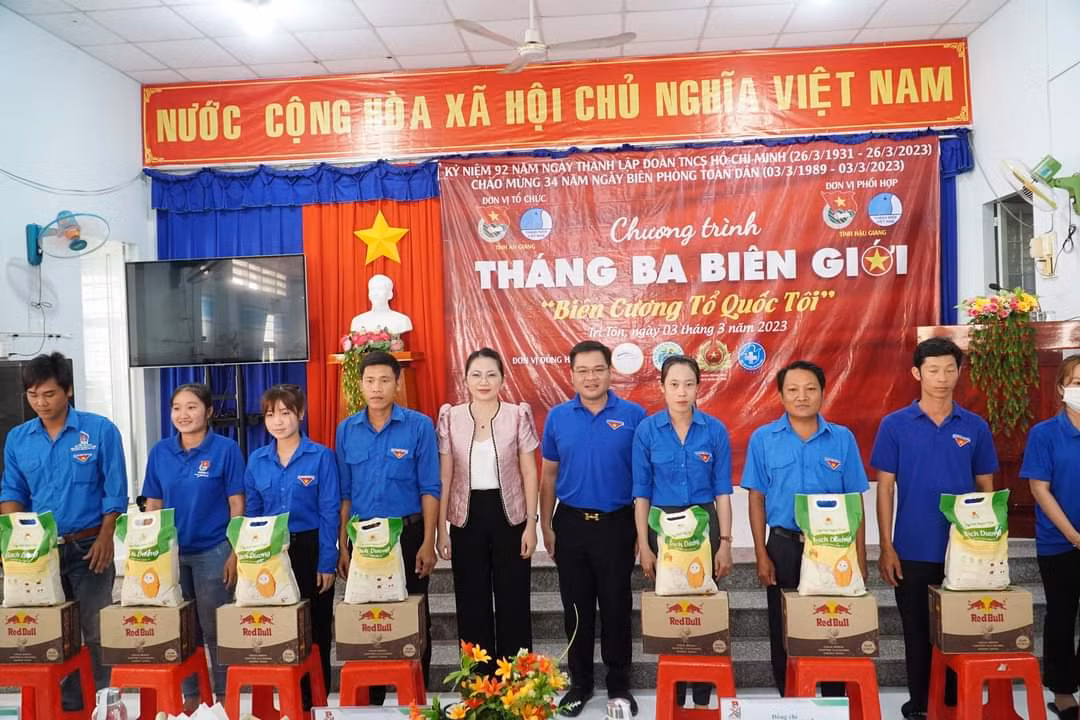Tỉnh Đoàn - Hội LHTN tỉnh An Giang và Hậu Giang tổ chức chương trình Tháng 3 biên giới tại huyện Tri Tôn. Ảnh: TĐ AG