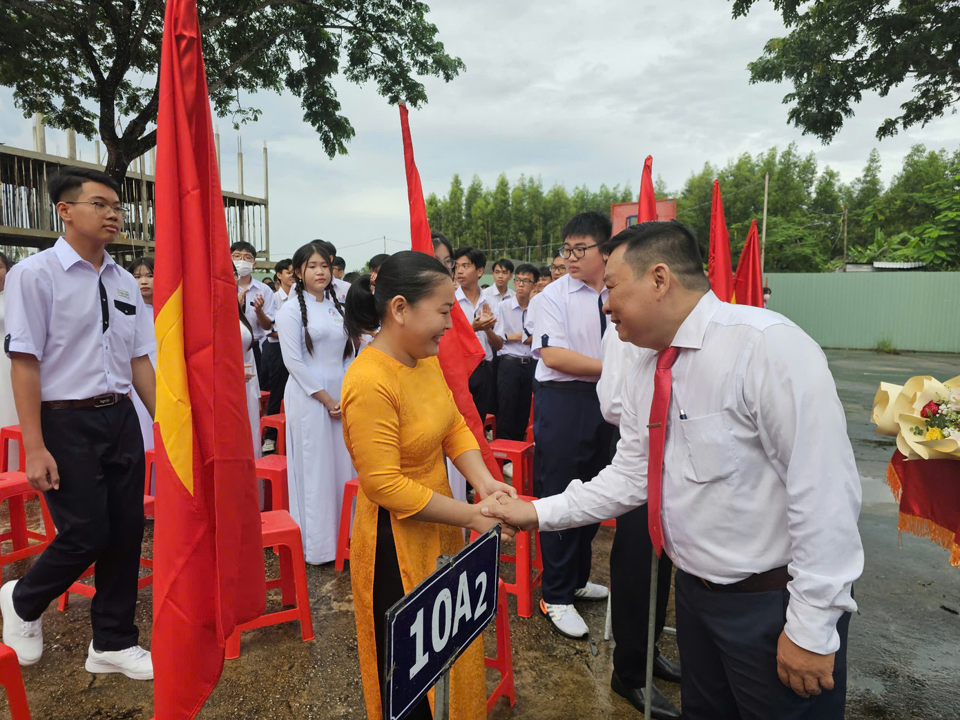 Hiệu trưởng chúc mừng giáo viên chủ nhiệm lớp 10. Ảnh: Hòa Hội Hiệu trưởng chúc mừng giáo viên chủ nhiệm lớp 10. Ảnh: Hòa Hội
