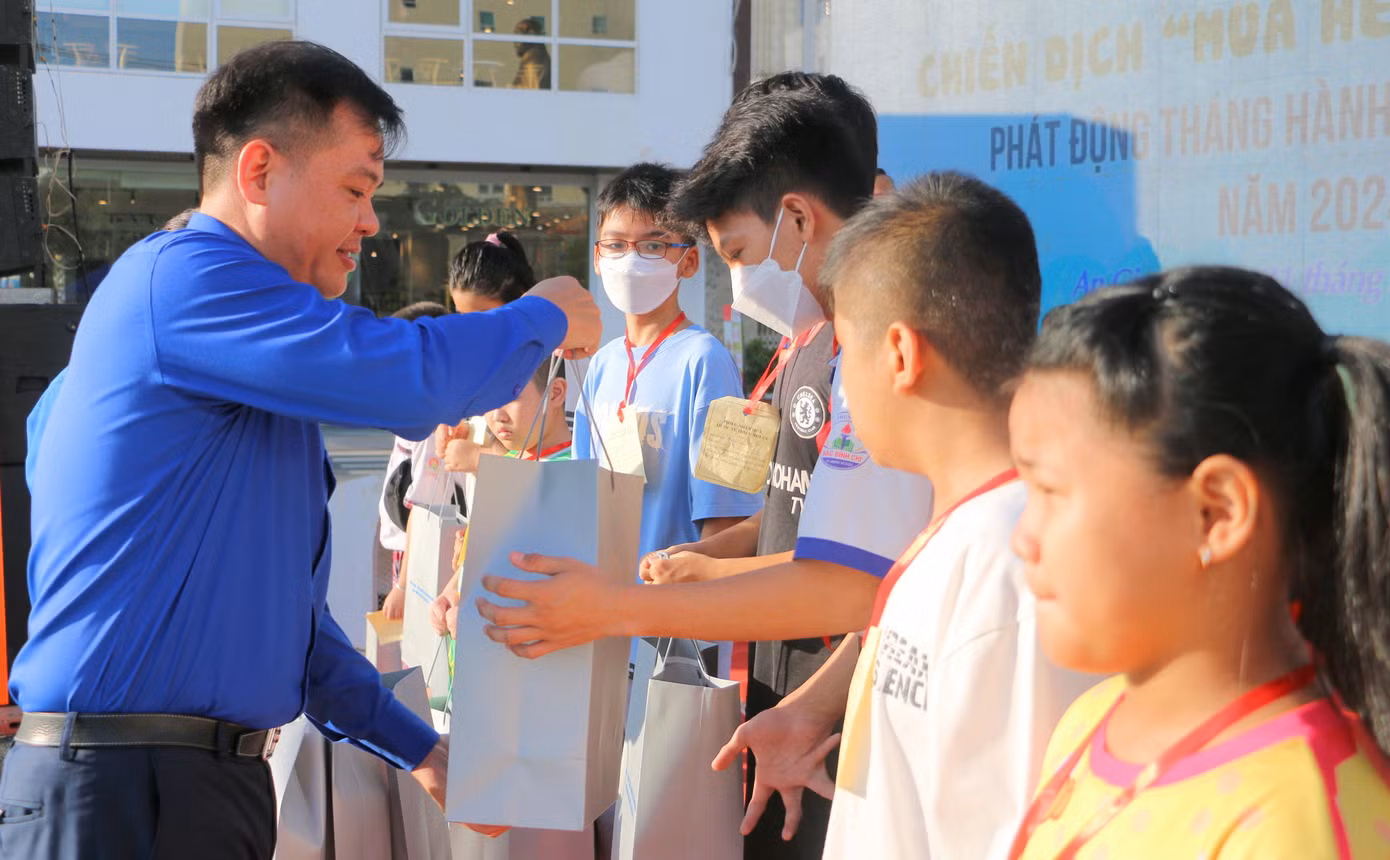 Anh Phan Duy Bằng - Bí thư Tỉnh Đoàn An Giang tặng quà cho học sinh.