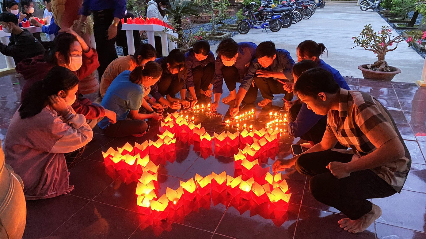 Các bạn trẻ làm đèn mô hình ngôi sao tưởng nhớ các anh hùng liệt sĩ. Các bạn trẻ làm đèn mô hình ngôi sao tưởng nhớ các anh hùng liệt sĩ.