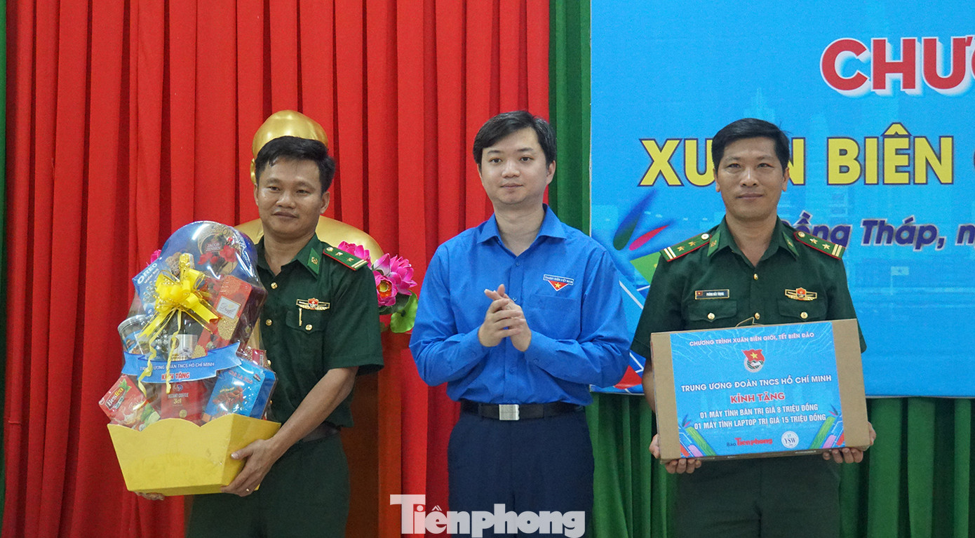 Chiều cùng ngày, Trung ương Đoàn tổ chức chương trình Xuân biên giới – Tết biển đảo tại Đồn biên phòng Bình Thạnh, thành phố Hồng Ngự (Đồng Tháp).