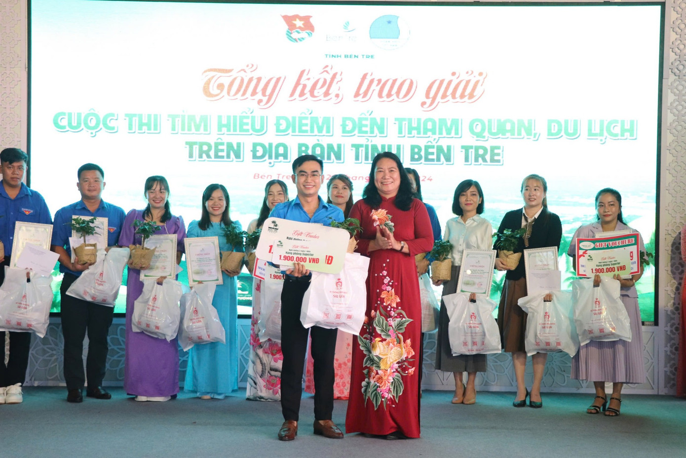 Phó Chủ tịch UBND tỉnh Bến Tre Nguyễn Thị Bé Mười trao giải nhất cho thí sinh Võ Công Tiến.