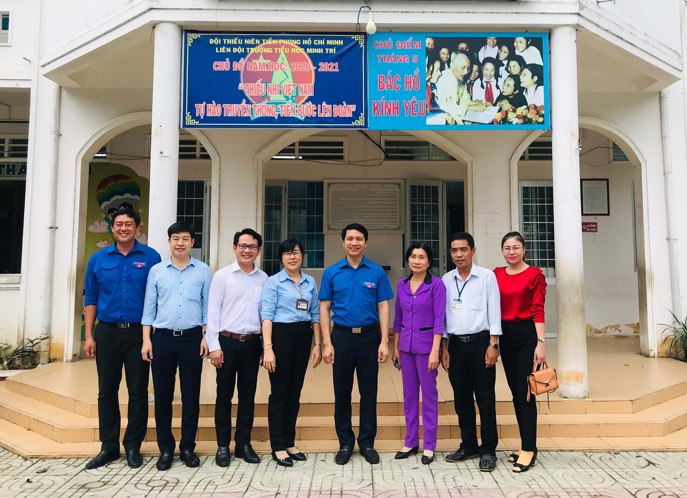 Đoàn công tác Trung ương Đoàn chụp ảnh lưu niệm cùng thầy, cô trường TH Minh Trí, thành phố Trà Vinh. Đoàn công tác Trung ương Đoàn chụp ảnh lưu niệm cùng thầy, cô trường TH Minh Trí, thành phố Trà Vinh.