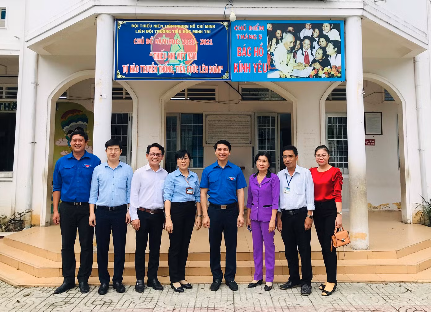 Đoàn công tác Trung ương Đoàn chụp ảnh lưu niệm cùng thầy, cô trường TH Minh Trí, thành phố Trà Vinh.