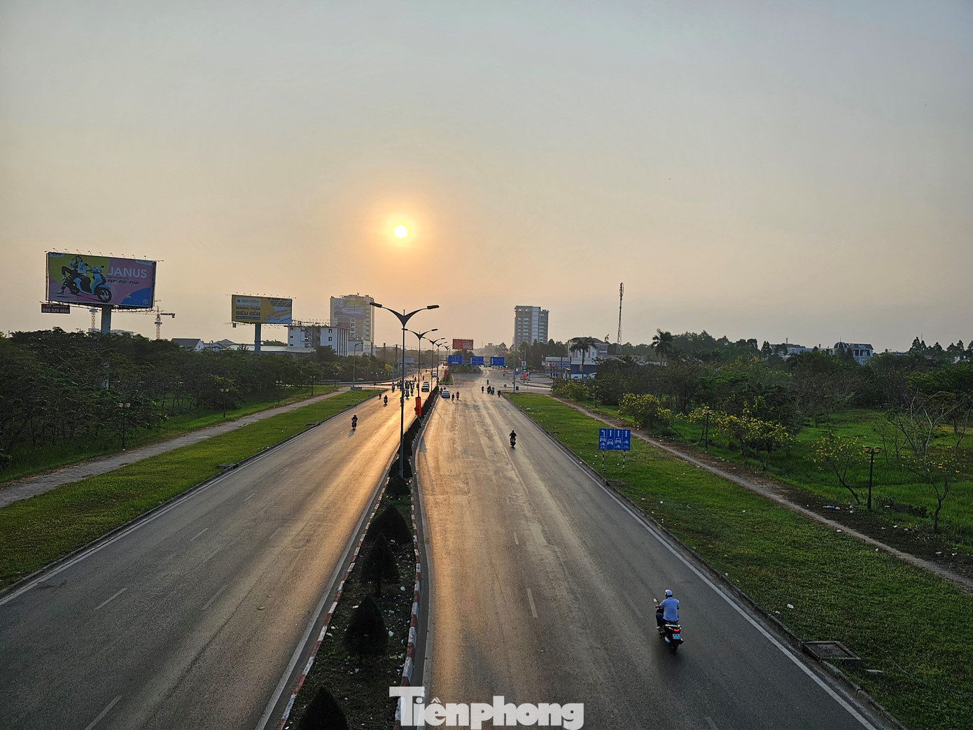 Trong ảnh, tại cầu vượt IC3, hướng về đại lộ Võ Nguyên Giáp, quận Cái Răng - nơi thường xuyên xảy ra ùn tắc giao thông vào giờ cao điểm, nhưng sáng sớm nay khá thông thoáng. Ảnh: Hòa Hội