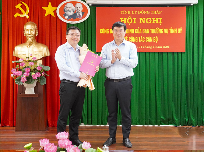 Bí thư Tỉnh ủy Đồng Tháp Lê Quốc Phong trao quyết định và tặng hoa chúc mừng tân Trưởng Ban Nội chính Tỉnh ủy - ông Phan Văn Thương.