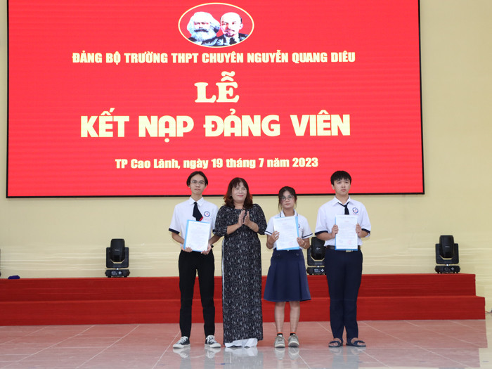 Chi bộ Văn – Sử - Địa – Giáo dục công dân – Thể dục – Tiếng Anh trao quyết định kết nạp đảng viên cho các học sinh ưu tú. Ảnh: PV.