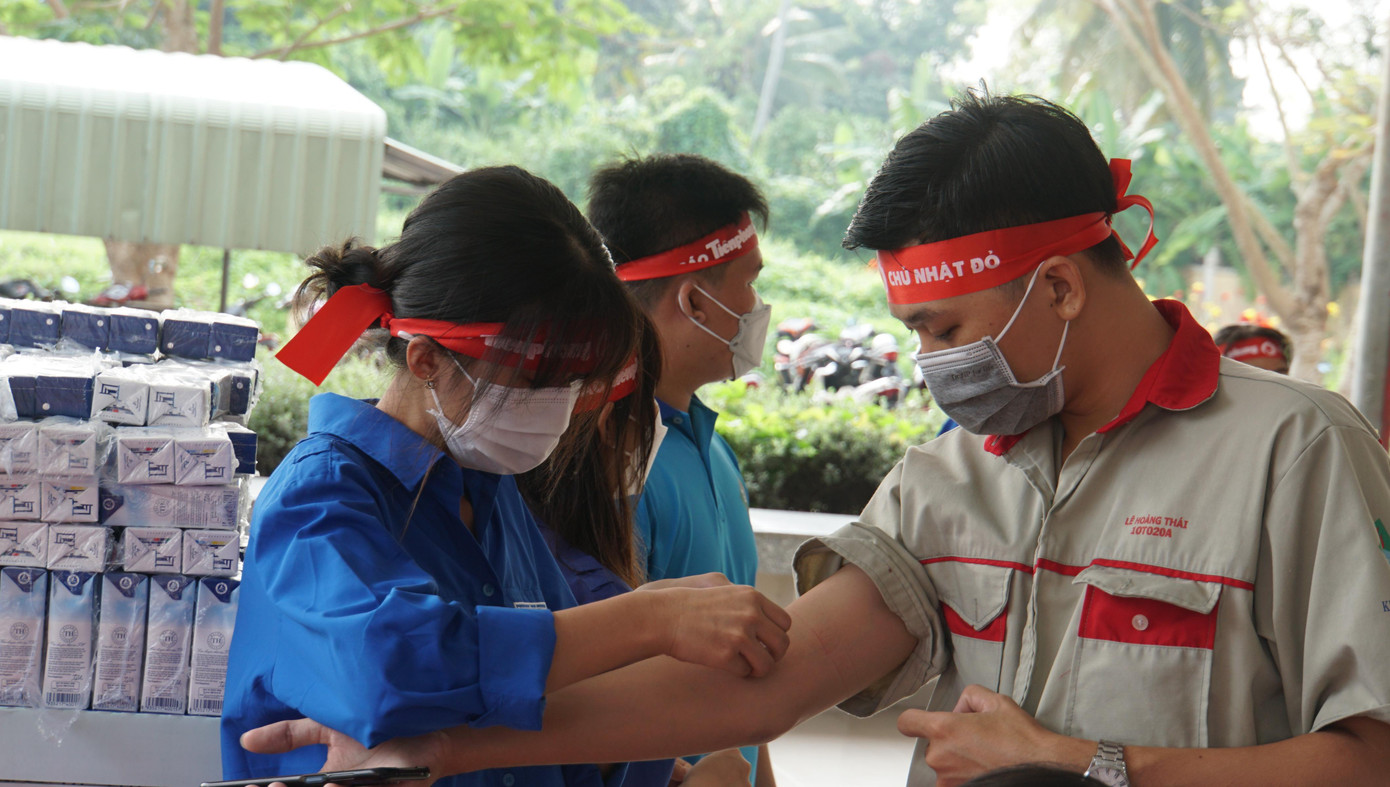 Tình nguyện viên hỗ trợ bạn tham gia hiến máu. - Ảnh: Hòa Hội Tình nguyện viên hỗ trợ bạn tham gia hiến máu. - Ảnh: Hòa Hội