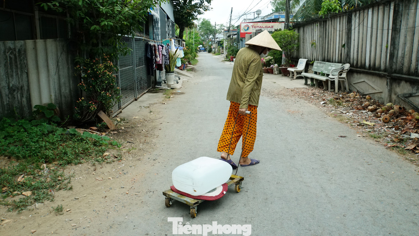 Người dân Bến Tre kéo nước ngọt về nhà sinh hoạt. Ảnh: Hòa Hội
