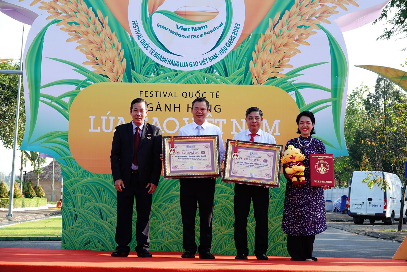 Hậu Giang xác lập kỷ lục 2 mô hình là không gian triển lãm, sắp đặt con đường lúa gạo chủ đề "Hành trình ngàn năm lúa gạo Việt" dài nhất Việt Nam.