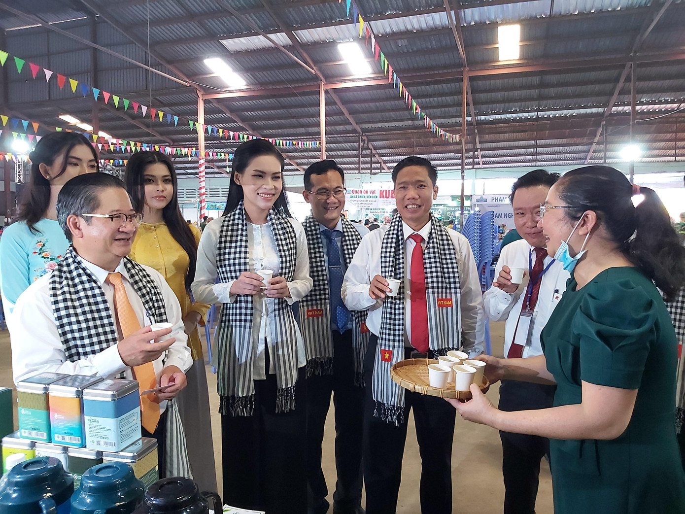 Lãnh đạo thành phố Cần Thơ tham quan các gian hàng. - Ảnh: Hòa Hội