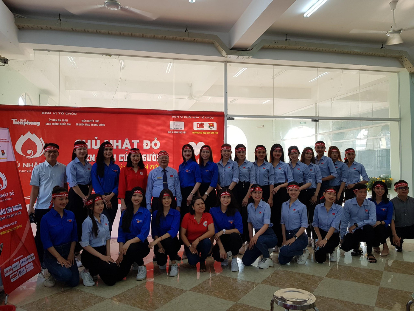 TS. Nguyễn Văn Quang, Quyền Hiệu trưởng trường đại học Nam Cần Thơ, bà Nguyễn Thị Ánh Nguyệt, Phó chủ tịch Hội chữ thập đỏ TP Cần Thơ, đại diện báo Tiền Phong tại ĐBSCL cùng trên 500 cán bộ, sinh viên tham dự.