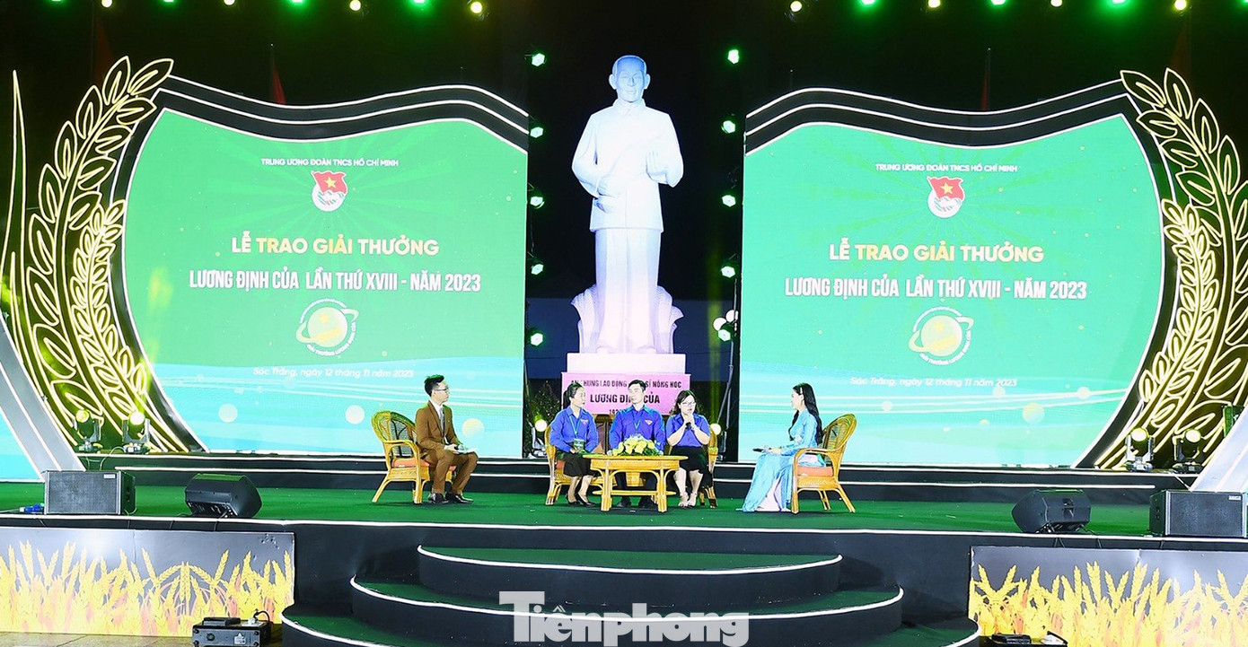 Các gương thanh niên tiêu biểu giao lưu tại buổi lễ. Ảnh: Dương Triều Các gương thanh niên tiêu biểu giao lưu tại buổi lễ. Ảnh: Dương Triều