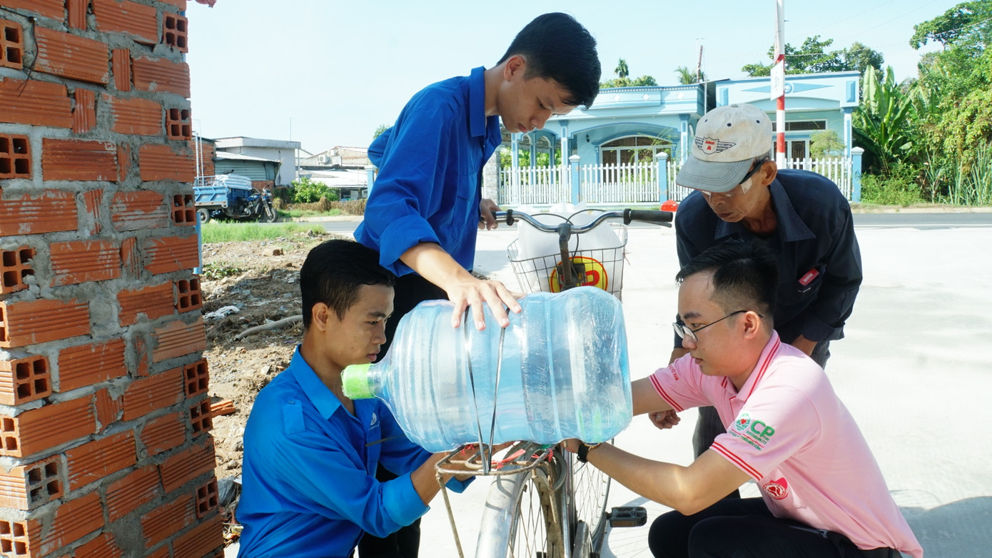 ĐVTN hỗ trợ người dân chở nước về nhà sinh hoạt.