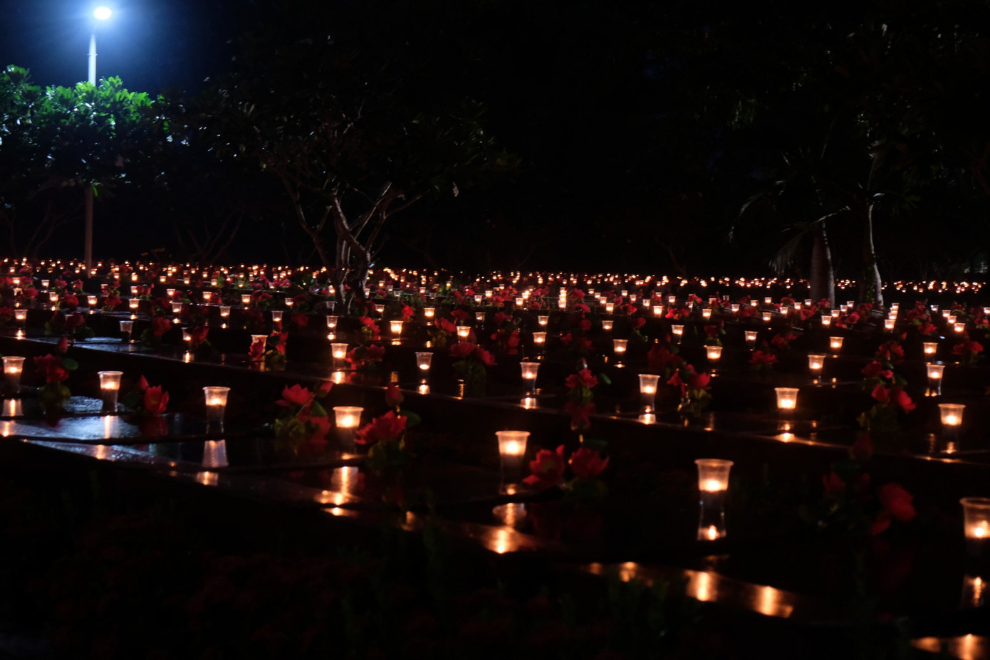 Nghĩa trang liệt sĩ được thắp sáng bằng những ngọn nến tri ân của tuổi trẻ.