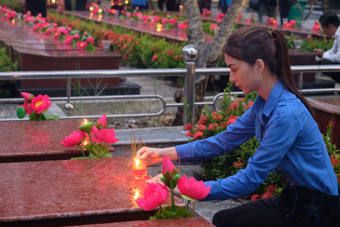 Bạn trẻ Cần Thơ tri ân anh hùng liệt sĩ.