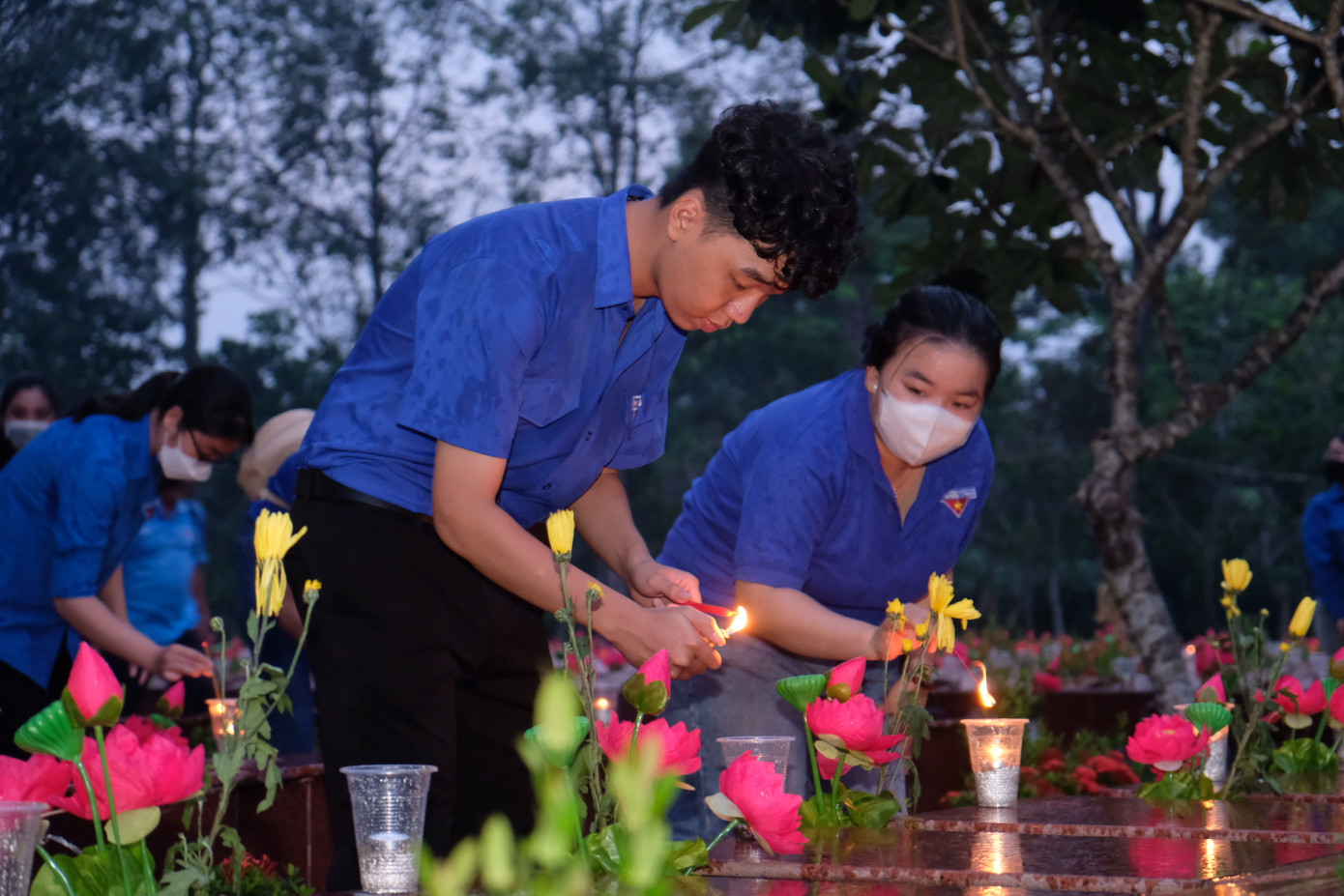 Các bạn trẻ thắp nến lên các phần mộ liệt sĩ tối 26/7.