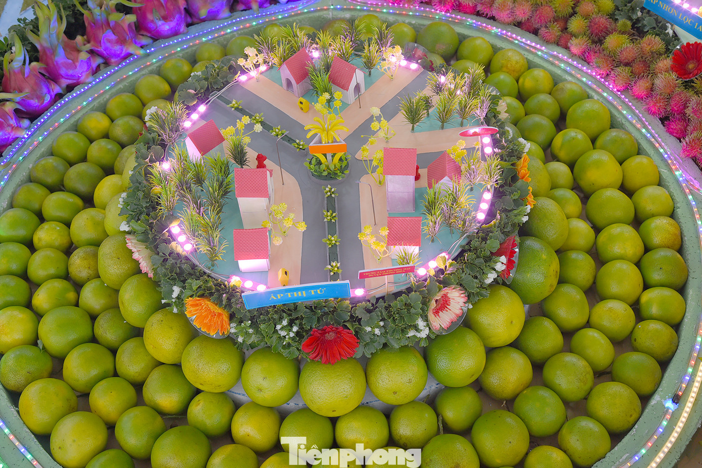 Ngày hội giới thiệu các loại trái cây đặc sản, ẩm thực, sản phẩm du lịch độc đáo của Cần Thơ nói chung và Phong Điền nói riêng. Qua đó, phát huy loại hình du lịch sinh thái; tạo cơ hội để các điểm vườn, doanh nghiệp kết nối xây dựng tour tuyến thu hút du khách. Ảnh: Hòa Hội. Ngày hội giới thiệu các loại trái cây đặc sản, ẩm thực, sản phẩm du lịch độc đáo của Cần Thơ nói chung và Phong Điền nói riêng. Qua đó, phát huy loại hình du lịch sinh thái; tạo cơ hội để các điểm vườn, doanh nghiệp kết nối xây dựng tour tuyến thu hút du khách. Ảnh: Hòa Hội.