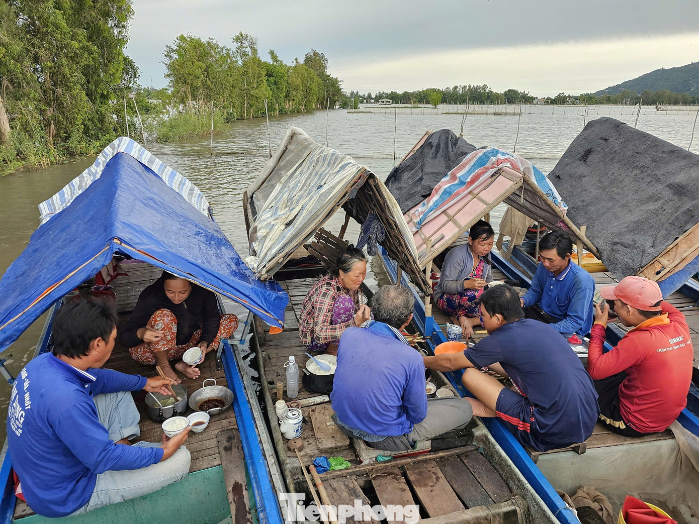 Sau 30 phút nấu nướng, bữa cơm sáng trên xuồng của vợ chồng bà Hiền với cá kho quẹt, nồi canh; bên cạnh là xuồng bà Phấn với khô chiên, cá kho chấm rau; còn xuồng ông Tạ Văn Út ăn với khô chiên, cá kho, rau… Ảnh: Hòa Hội.