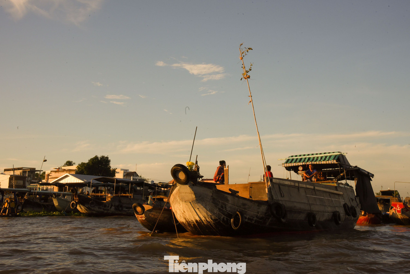 Từ tờ mờ sáng, chợ nổi Cái Răng đã nhộn nhịp với hàng trăm ghe, tàu hoạt động. Ảnh: Hòa Hội. Từ tờ mờ sáng, chợ nổi Cái Răng đã nhộn nhịp với hàng trăm ghe, tàu hoạt động. Ảnh: Hòa Hội.
