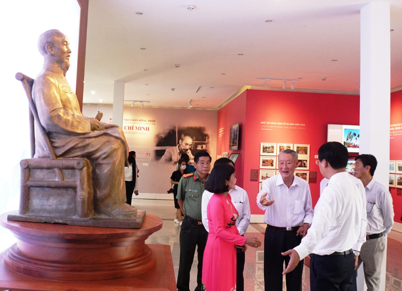 Nhà trưng bày được khởi công xây dựng vào ngày 17/10/2018 và khánh thành vào ngày 19/5/2022, đúng vào dịp kỷ niệm 132 năm ngày sinh của Chủ tịch Hồ Chí Minh. Công trình được xây dựng trong khuôn viên Khu Di tích, diện tích trưng bày 600m2 với tổng mức đầu tư trên 9,5 tỷ đồng với trên 200 hình ảnh, hiện vật, được trưng bày theo 6 chuyên đề phản ánh một cách hệ thống cuộc đời, sự nghiệp hoạt động cách mạng của Chủ tịch Hồ Chí Minh gắn với từng giai đoạn lịch sử của dân tộc. - Ảnh: Hòa Hội