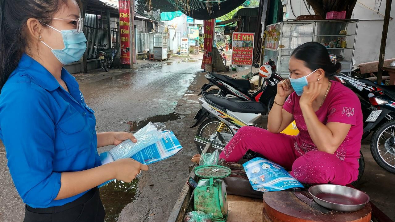 Ngày 8/5, Đoàn thanh niên xã Bình Thạnh (Châu Thành, An Giang) tổ chức tuyên truyền và phát khẩu trang miễn phí cho người dân tại chợ dân sinh trên địa bàn xã để góp phần nâng cao ý thức người dân trong phòng, chống dịch bệnh COVID -19 theo khuyến cáo 5K của Bộ Y tế (Khẩu trang - Khử khuẩn - Khoảng cách - Không tập trung - Khai báo y tế).