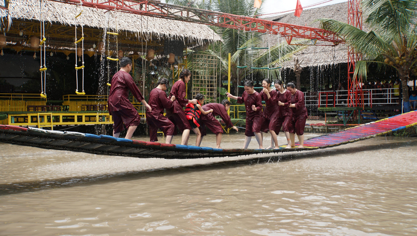 Khách trải nghiệm tại khu du lịch Ông Đề, huyện Phong Điền, TP Cần Thơ. Ảnh: Hòa Hội