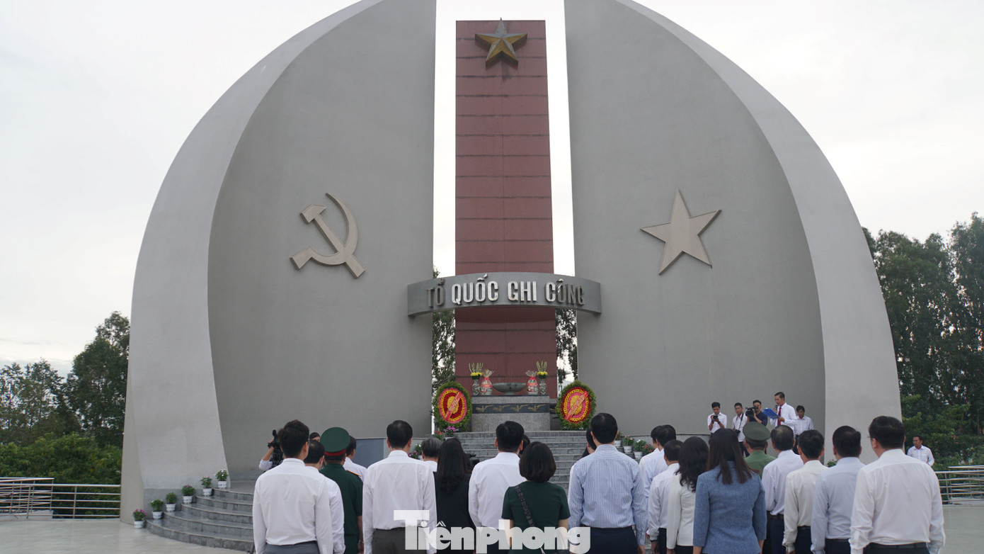 Đoàn công tác Ban Tổ chức Trung ương và lãnh đạo tỉnh Đồng Tháp viếng Nghĩa trang liệt sĩ tỉnh Đồng Tháp. Ảnh: Hòa Hội Đoàn công tác Ban Tổ chức Trung ương và lãnh đạo tỉnh Đồng Tháp viếng Nghĩa trang liệt sĩ tỉnh Đồng Tháp. Ảnh: Hòa Hội