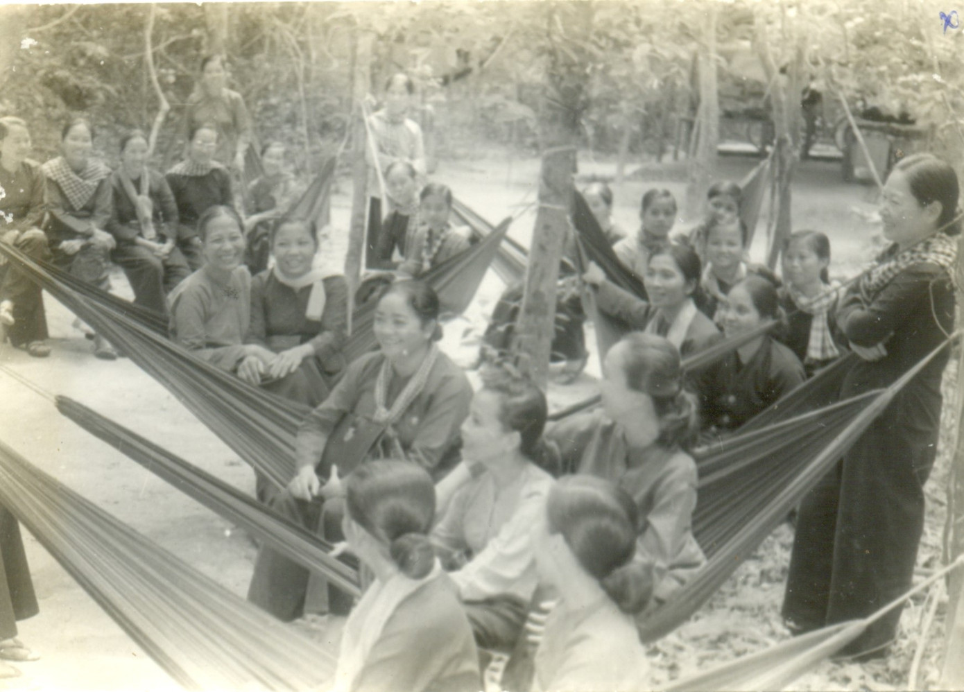 Bà Ba Định bên cạnh đội quân tóc dài huyền thoại. Ảnh tư liệu