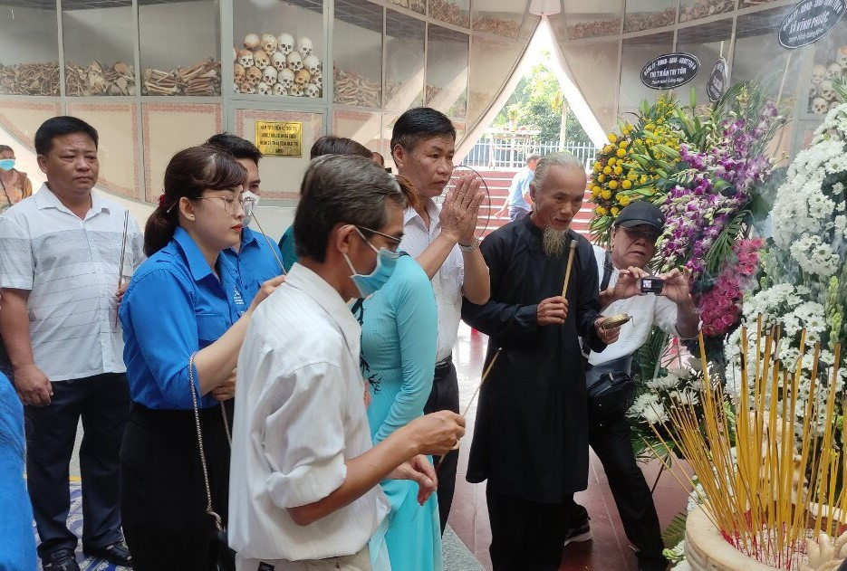 Thắp hương tưởng niệm người dân bị sát hại trong chiến tranh biên giới Tây Nam. Ảnh: HĐ TT Thắp hương tưởng niệm người dân bị sát hại trong chiến tranh biên giới Tây Nam. Ảnh: HĐ TT