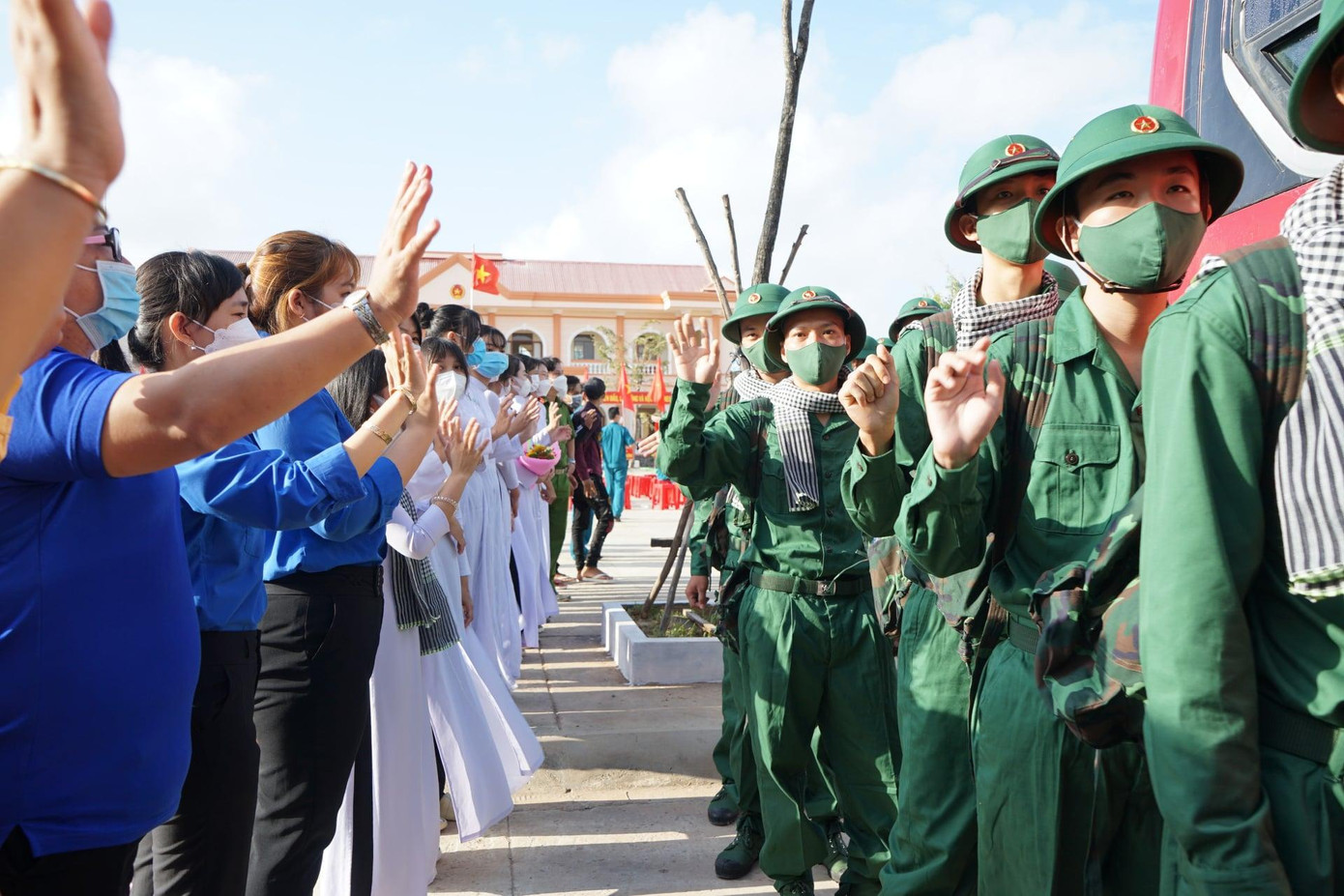 Thanh niên ĐBSCL phấn khởi lên đường nhập ngũ ảnh 21