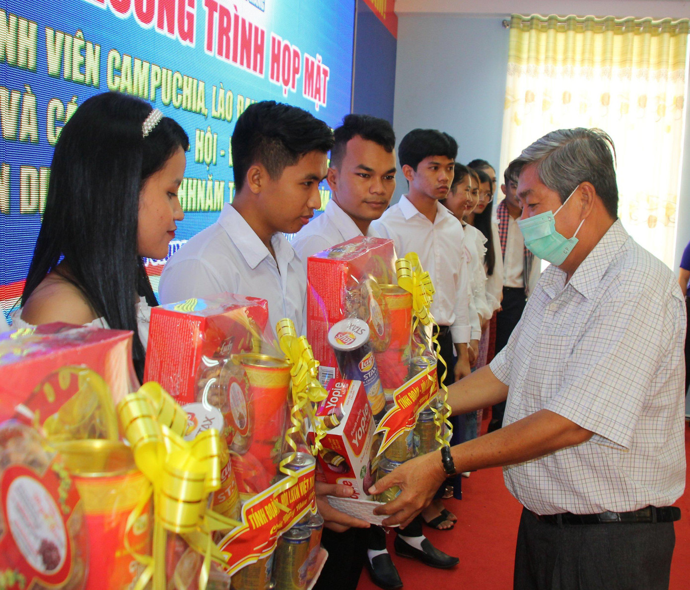 Lãnh đạo tỉnh An Giang tặng quà cho các bạn sinh viên Lãnh đạo tỉnh An Giang tặng quà cho các bạn sinh viên