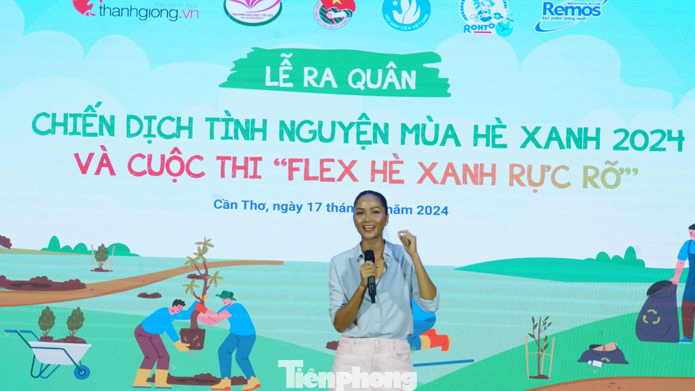 Hoa hậu H’Hen Niê, đại sứ chương trình giao lưu với sinh viên trường Đại học Tây Đô. Ảnh: Hòa Hội